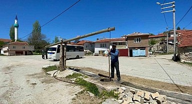 Köylü 100 yıldır su ihtiyacını bu kuyudan karşılıyor