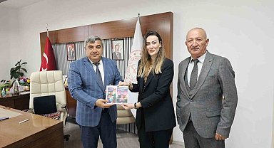 Kübra öğretmen yazdığı kitapları Müdür Sünnetci'ye takdim etti