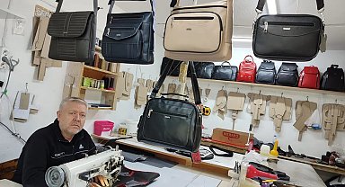 Küçük atölyesinde eliyle diktiği deri ürünleri Türkiye'nin her yerine gönderiyor