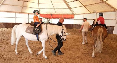 Küçük biniciler at sırtında büyük adımlar atıyor