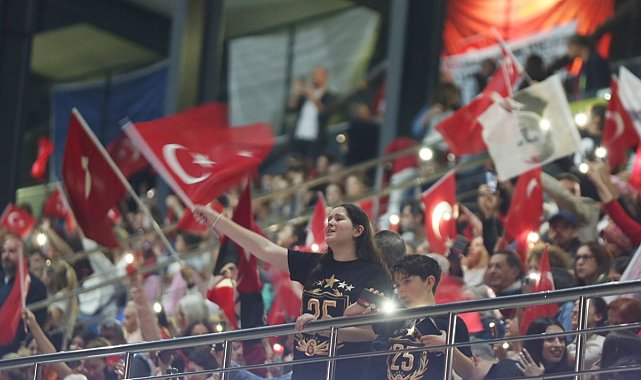 Küçükçekmece'de 19 Mayıs coşkusu sokaklara taştı
