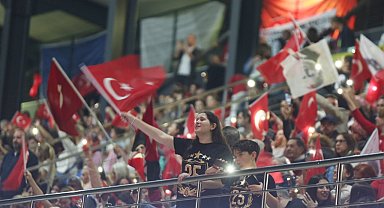 Küçükçekmece'de 19 Mayıs coşkusu sokaklara taştı
