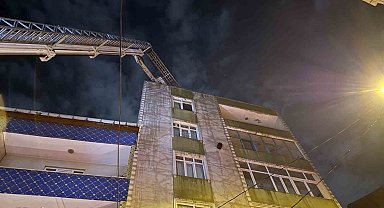 Küçükçekmece'de 7 katlı binanın çatısı alev alev yandı