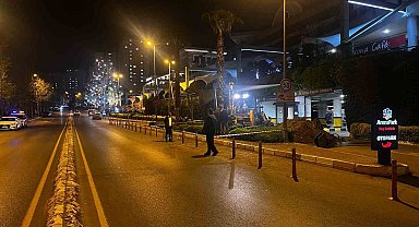 Küçükçekmece'de doğalgaz borusu kırıldı, AVM'dekiler panikle kaçtı