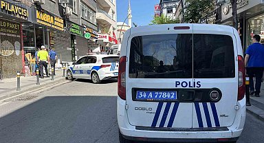 Küçükçekmece'de fenalaşıp yola yığılan adamın üzerinden araç geçti