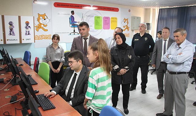 Kula'da Bilişim Sınıfı Öğrencilerle Buluştu