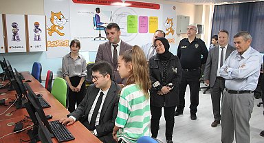Kula'da Bilişim Sınıfı Öğrencilerle Buluştu