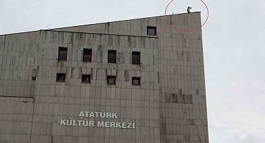 Kültür merkezinin çatısına çıktı, ekipler 1 saatlik çalışmayla ikna etti