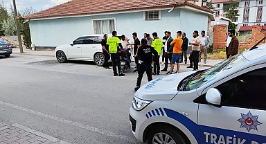 Kulu'da park halindeki cipe çarpan motosikletli yaralandı