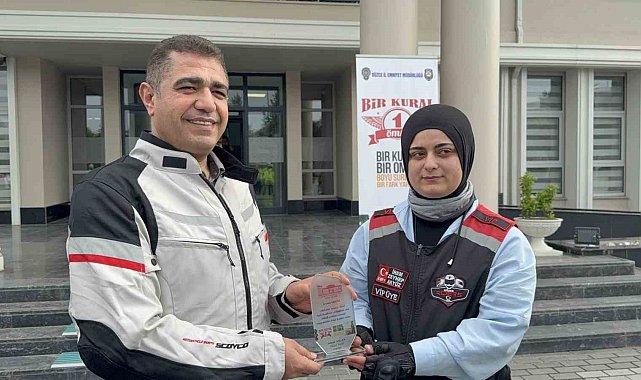 Kural ihlali yapmayan 3 motosikletliye plaket verildi