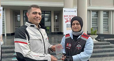 Kural ihlali yapmayan 3 motosikletliye plaket verildi