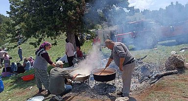 Kurban kesip yağmur için dua ettiler