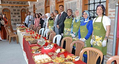 Kursiyerlerin el emeği ürünleri sergilendi