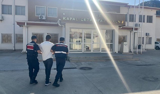 Kuşadası JASAT'tan sahilde operasyon: Aranan şahıs güneşlenirken yakalandı