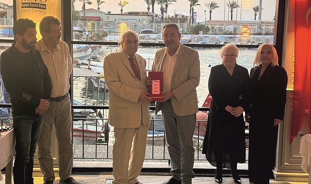 Kuşadası Ticaret Odası'nda Meclis Üyelerine plaket verildi