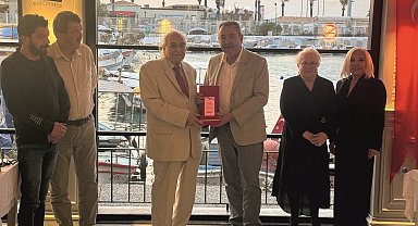 Kuşadası Ticaret Odası'nda Meclis Üyelerine plaket verildi