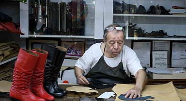 Kuşadası'nda körüklü çizme ustası yetiştirecek çırak arıyor