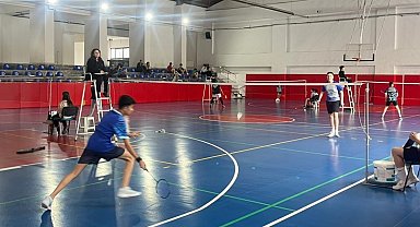 Kütahya'da genç badmintoncular kıyasıya mücadele etti