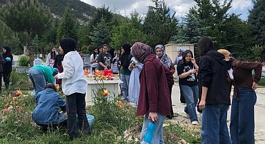 Kütahya'da İmam Hatip Lisesi öğrencilerinden mezarlık ve şehitliğe manevi ziyaret