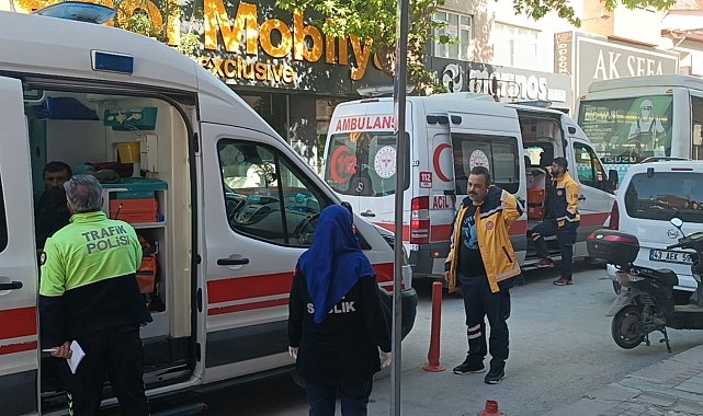 Kütahya'da özel halk otobüsü ile elektrikli bisiklet çarpıştı: 3 yaralı