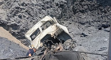 Kütahya'da uçuruma yuvarlanan hafriyat kamyonunun sürücü hayatını kaybetti