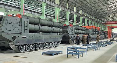 Kuzey Kore lideri Kim tank fabrikasını gezdi, daha fazla üretim talimatı verdi