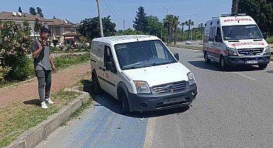 Lastiği patlayan araç kaldırıma çarpıp devrilmekten son anda kurtuldu