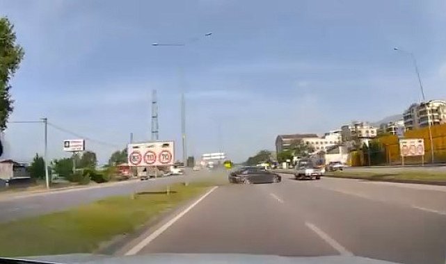Lastiği patlayan otomobil karşı şeride uçtu