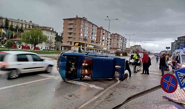 Levhaya çarpan otomobil yan yatarak durabildi: 1 kişi yaralandı