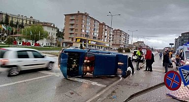 Levhaya çarpan otomobil yan yatarak durabildi: 1 kişi yaralandı