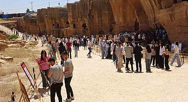 Lise öğrencileri asırlık yapıları ele aldıkları resimlerini Dara Antik Kenti'nde sergiledi