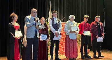 Lise öğrencilerinden İngilizce oyun