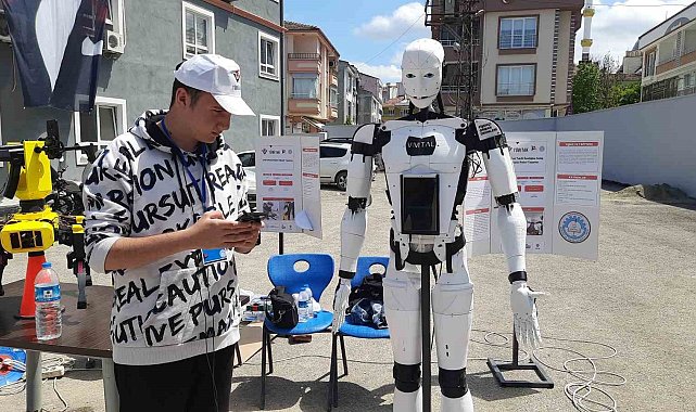 Lise öğrencilerinin tasarladıkları insansı robot ve köpek ilgi çekti