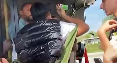 Lise öğrencisi tartıştığı otobüs şoförünün üzerine yürüdü, arkadaşları o anları kayda aldı