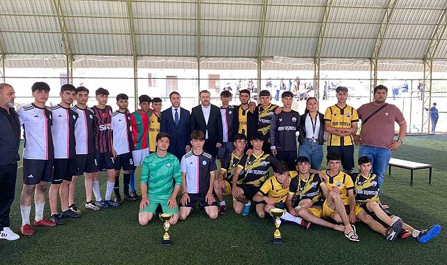Liseler arası futbol turnuvası birincisi kupasını Kaymakam Yurdagül'den aldı