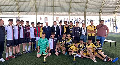 Liseler arası futbol turnuvası birincisi kupasını Kaymakam Yurdagül'den aldı