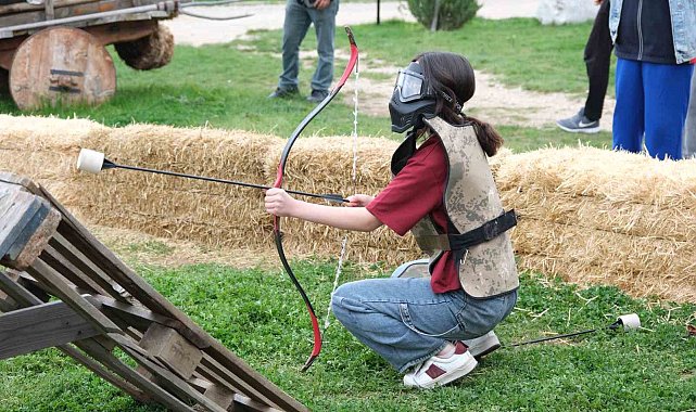 Liseler arasındaki ok savaşları yarışması renkli görüntülere sahne oldu