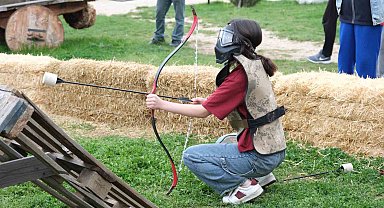 Liseler arasındaki ok savaşları yarışması renkli görüntülere sahne oldu