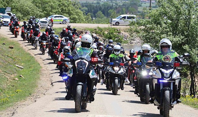 Liseli gençler motosikletleriyle trafik farkındalığı oluşturdu: "Bir Kural, Bir Ömür" yolculuğu