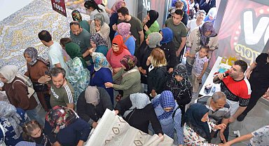 Mağazaya girmek için adeta birbirilerini ezdiler
