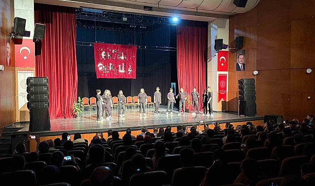 Malatya'da öğrencilerden Turgut Özakman oyunu
