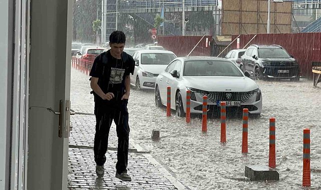 Malatya'da sağanak yağış hayatı felç etti