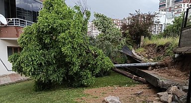Malatya'da sağanak yağış site duvarını yıktı
