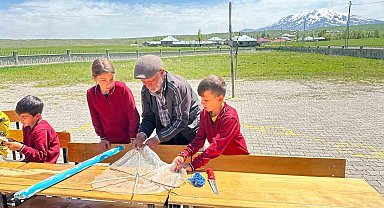 Malazgirt'te çocukların uçurtma sevinci