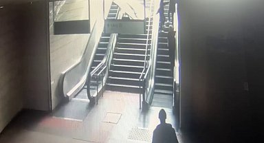 Maltepe metro istasyonunda reklam panosu kadının üzerine böyle düştü