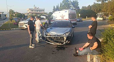 Manavgat'ta 2 otomobil çarpıştı: 3 yaralı