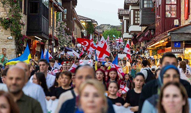 Manavgat'ta dans ve müzik festivaline görkemli açılış