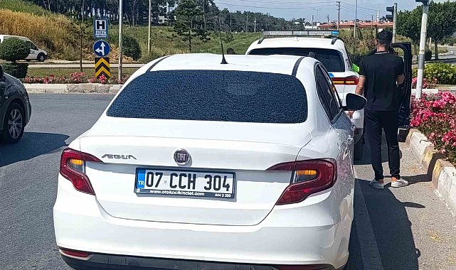 Manavgat'ta geri manevra yapan otomobil, motosiklete çarptı: 1 yaralı