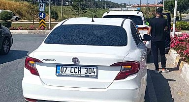 Manavgat'ta geri manevra yapan otomobil, motosiklete çarptı: 1 yaralı