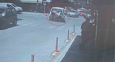 Manavgat'ta hafif ticari araç motosikletle çarpıştı: 1 yaralı